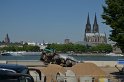 Betonmischer umgestuerzt Koeln Deutz neue Rheinpromenade P053